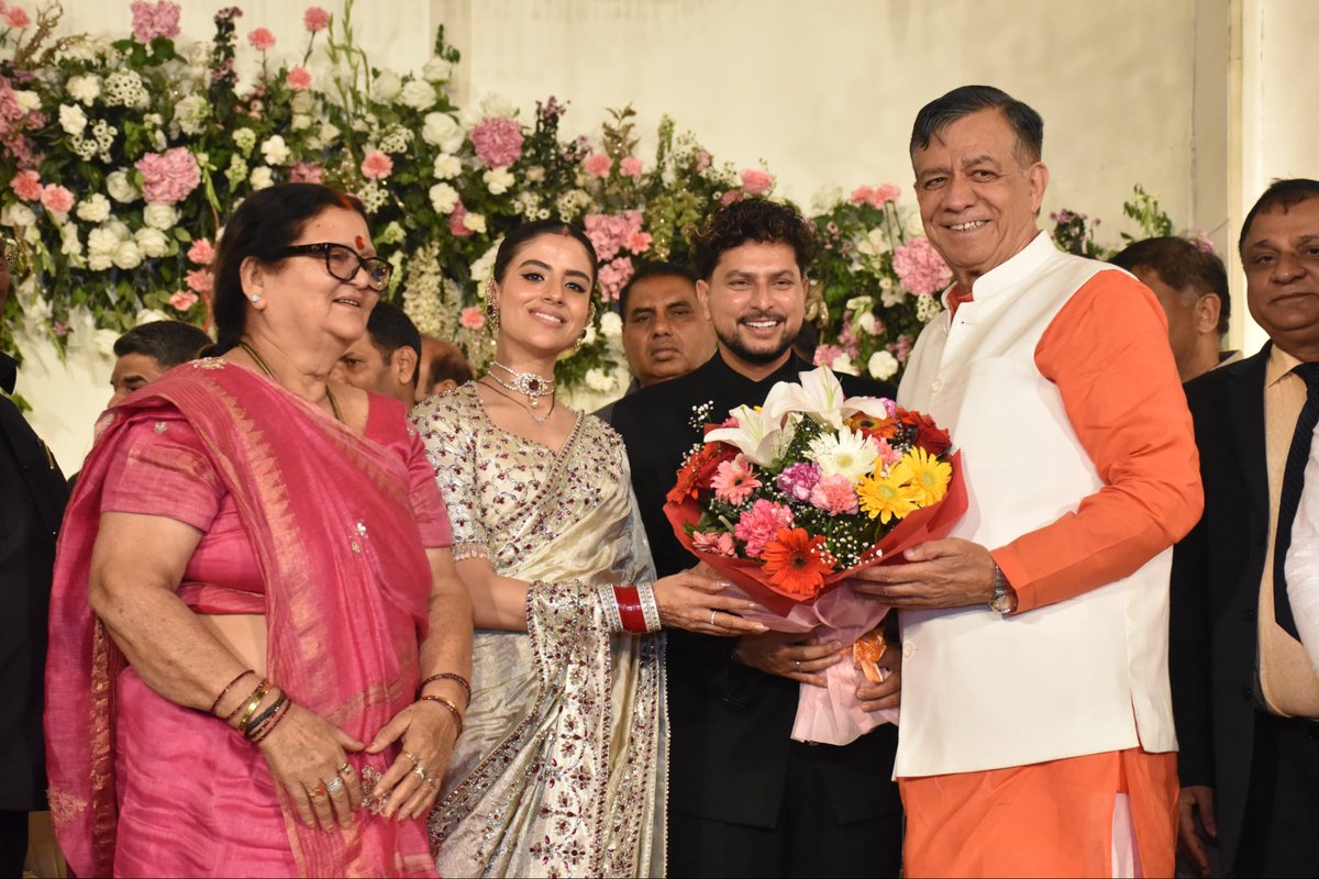 Satishmahanaup's tweet photo. कानपुर के गौरव एवं भारतीय क्रिकेट टीम के स्टार गेंदबाज कुलदीप यादव के रिसेप्शन समारोह में सेंट्रम होटल पहुंचकर नवविवाहित दंपति को हार्दिक शुभकामनाएं एवं आशीर्वाद प्रदान किया। 
#Kuldeepyadav #Lucknow https://t.co/vT81PtqPct