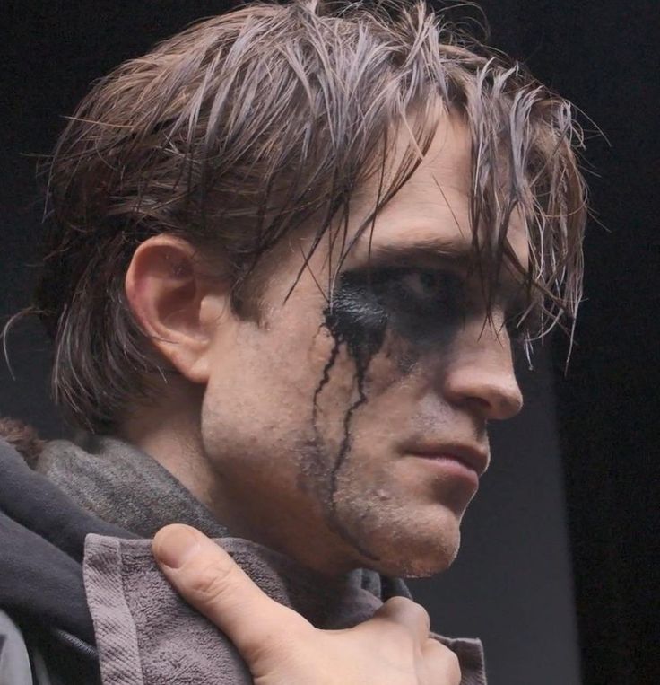 Dc_da_depressao's tweet photo. O que o Robert Pattinson é um ator versátil é brincadeira https://t.co/p1D9apBTAG