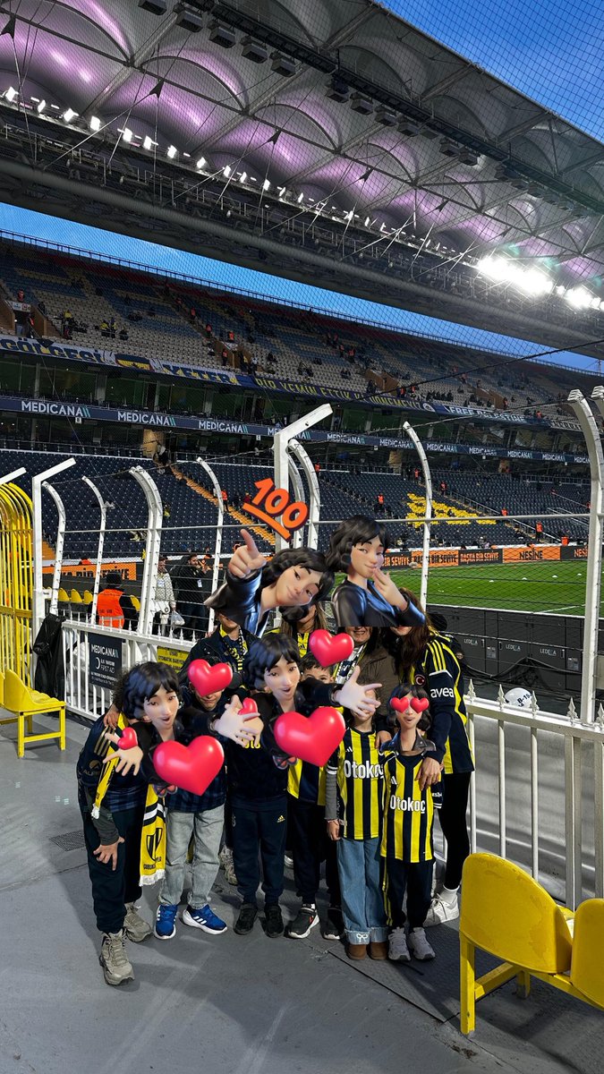 OzgeELtdSti's tweet photo. Anneler ve oğulları 💙💛
#FBVANT
#FenerinMaçıVar https://t.co/da4sDK4KXE