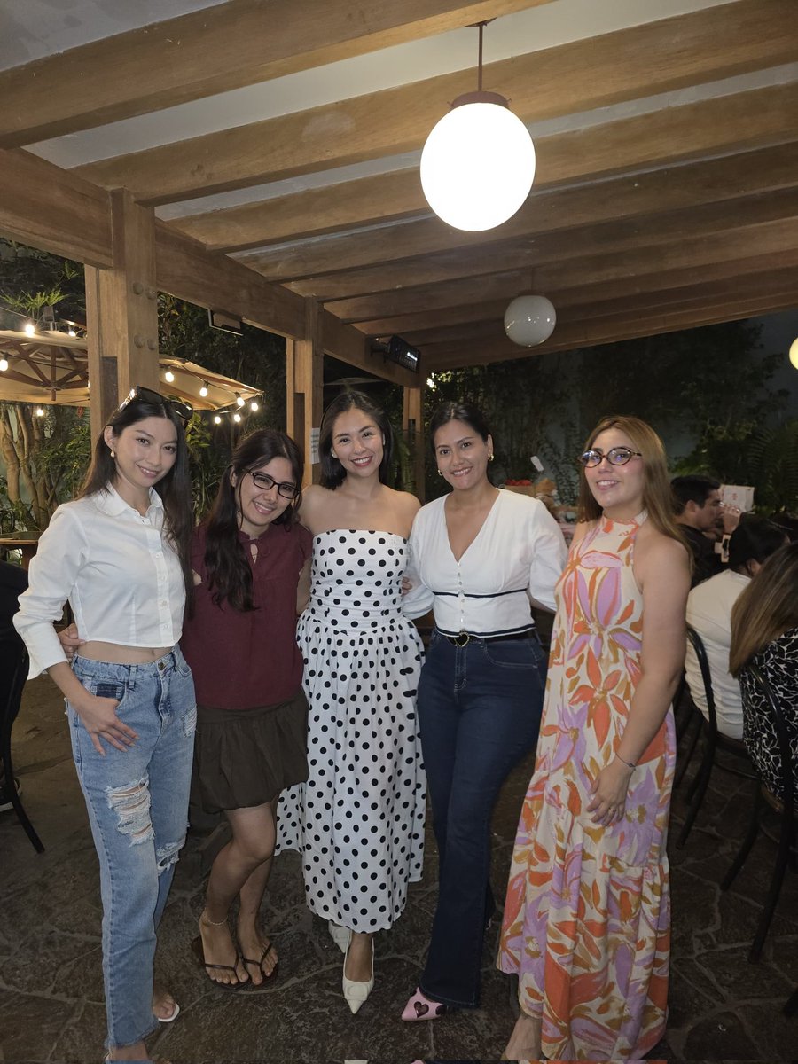 Quien quiere quedarse, se queda.
17 años juntas 🤍 Con sus peleas, sus malentendidos, corazonea rotos, alegrias, cambios, nuevas experiencias, debate politico... pero juntas.