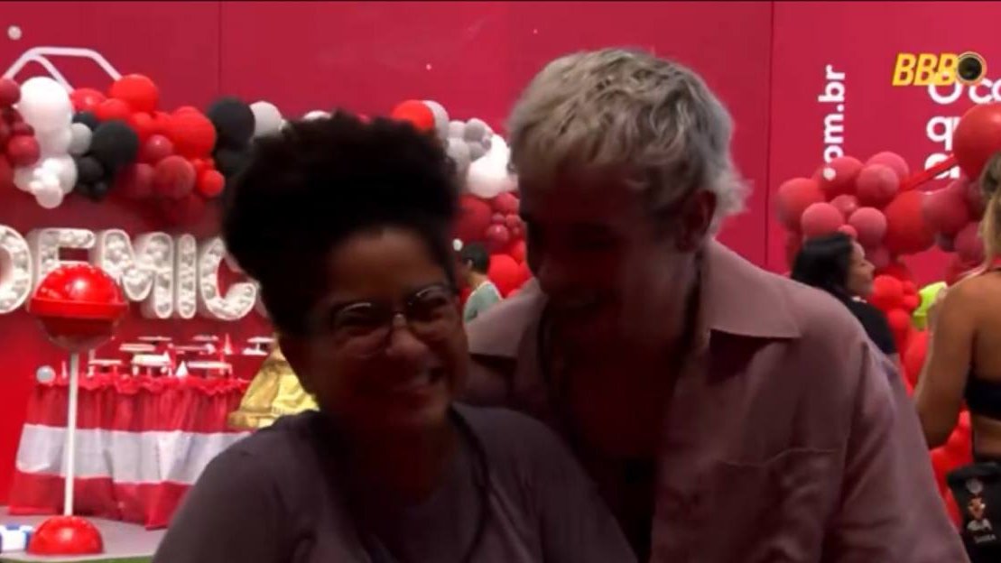 Juliano planeja peidar em Jonas: "Eu acho que a gente tinha que peidar na cara do Sinão de novo. Vamos peidar?"

Minutos depois, Juliano repassou para Ana Paula: “Eu acho que a gente tinha que peidar na cara do Sinão de novo."

Ana Paula: "Cadê? Vai lá." #BBB26