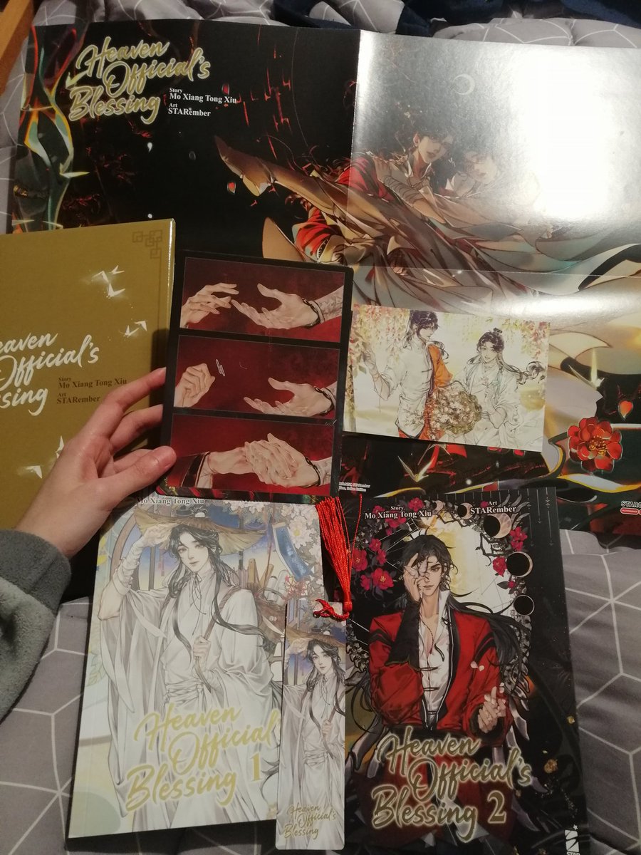 pummikyu's tweet photo. per una volta posso dire che gli omaggi di una casa editrice non mi hanno deluso 🥹

PS: dopo cinque anni finalmente tutto questo esiste in maniera tattile SÌ https://t.co/JT2Q9cyH1U