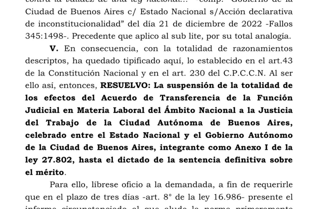 KelsenDr's tweet photo. 🚨 REFORMA LABORAL: LA JUSTICIA SUSPENDIÓ EL TRASPASO DEL FUERO A LA CIUDAD.

El juez Herman Mendel frenó el acuerdo entre Nación y Ciudad que preveía la transferencia de la Justicia Nacional del Trabajo a la órbita porteña. El fallo hizo lugar a una cautelar de la UEJN, que cuestionó la constitucionalidad de este punto de la Ley 27.802 al considerar que su inclusión en sesiones extraordinarias no respetó los temas de la convocatoria original.

La resolución advierte sobre el peligro de avanzar con la migración de juzgados y personal mientras se discute el fondo del asunto, suspendiendo todos los efectos del convenio. Por ahora, el fuero laboral nacional seguirá operando bajo su estructura actual, poniendo en pausa uno de los cambios organizativos clave que impulsaba la reforma de modernización laboral.
