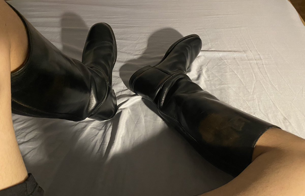 TunDngHaNh1's tweet image. New pair of riding boots, hehe! I've slept in them for a few nights already UwU

#ridingboots #boots