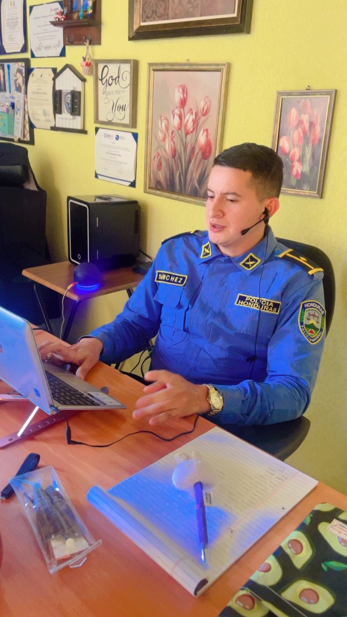 💪#FortalecimientoInstitucional👮🏻‍♂️

👮🏻‍♂️El equipo de funcionarios aduaneros de la Dirección Nacional de Servicios Policiales Fronterizos, brinda capacitación a 20 funcionarios, con el objetivo de fortalecer sus competencias en los procedimientos aduaneros.

#SomosPoliciaDeFronteras.