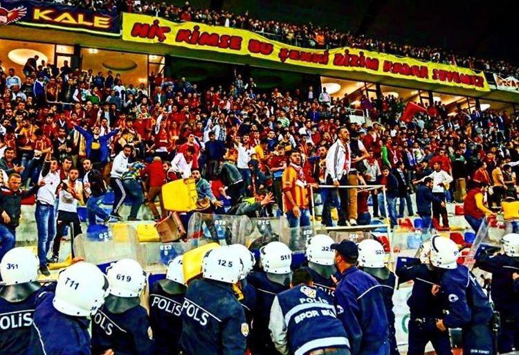 Formanı giy atkını tak perşembe maça gel. Kayserispor taraftarına umutsuzluk yakışmaz. Mezara kadar sözümüz var.

Dayan! Rüsva etme beni… <a href="/KayserisporFK/">Zecorner Kayserispor</a>
