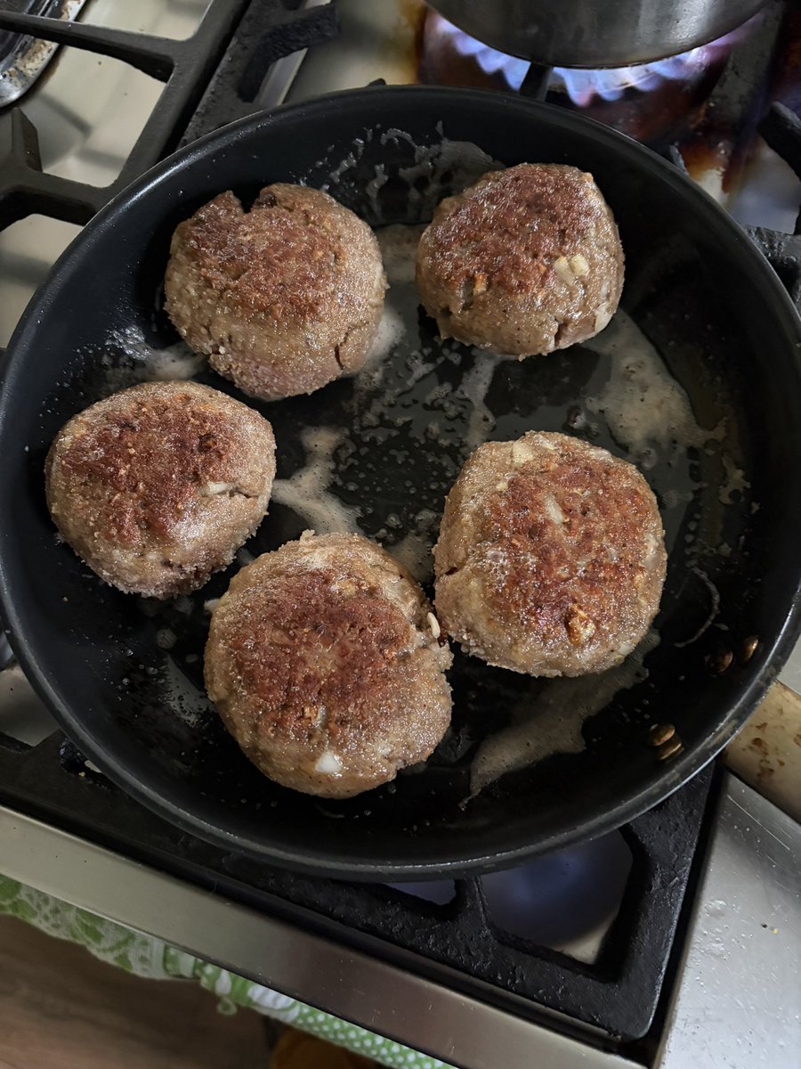 kleinkraakie's tweet image. Iemand een lekkere bal? 
#BAG #rundergehaktbal