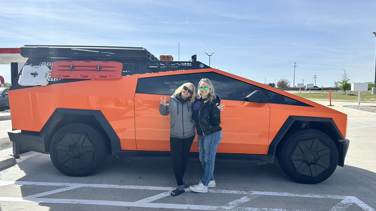 TesLatino tweet media