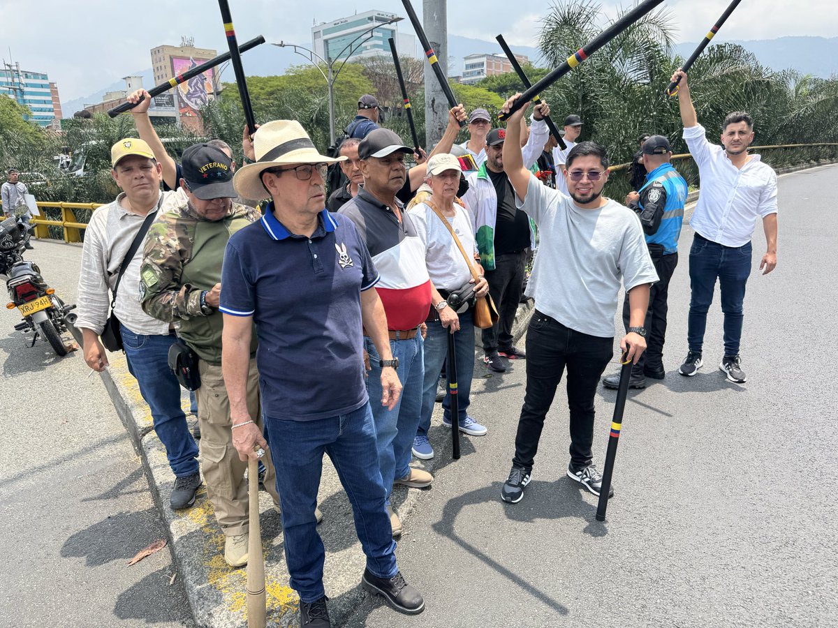 HelvinCano's tweet photo. Somos unos pocos contra unos 300, pero acá no nos arrodillamos y ni tenemos miedo. 
NO LES DEJAMOS BLOQUEAR LAS VÍAS. 
Antioquía y Medellín se respeta. 
Firmes con @ABDELAESPRIELLA 
@FicoGutierrez @AndresJRendonC https://t.co/OpLBxx3CKU