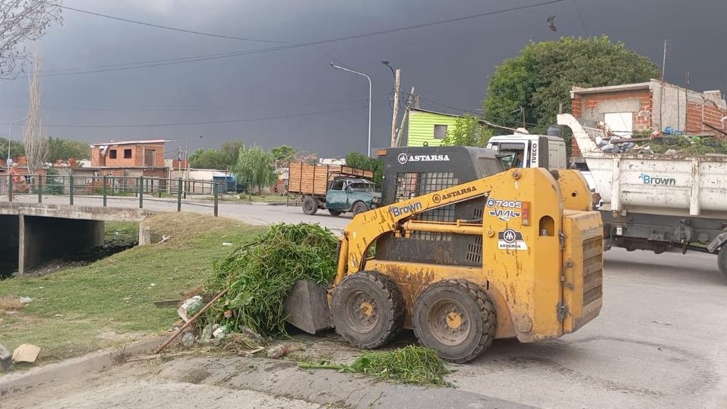 CascallaresPJ's tweet photo. Nuestro reconocimiento para los equipos de @MunicipioBrown que durante toda esta jornada, como hacen todo el año, profundizan los trabajos de desobstrucción de ductos, bocas de tormenta y cursos de agua de nuestro distrito.

#BrownConVos https://t.co/rThB211zSE
