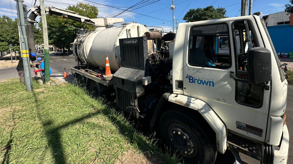 CascallaresPJ's tweet photo. Nuestro reconocimiento para los equipos de @MunicipioBrown que durante toda esta jornada, como hacen todo el año, profundizan los trabajos de desobstrucción de ductos, bocas de tormenta y cursos de agua de nuestro distrito.

#BrownConVos https://t.co/rThB211zSE