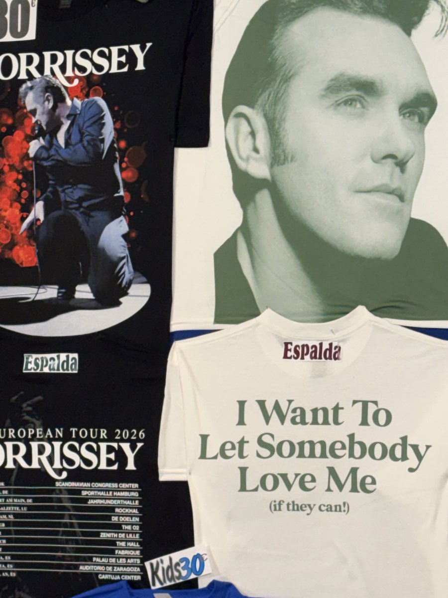 chocxcrespo's tweet photo. Morrissey y Sevilla. Nunca pensé que escucharía una canción de The Smiths en directo y no veas si he estado cerca. Menos mal que el ruido de las fallas no llegaba hasta aquí. Gracias Papá https://t.co/hNvngtN833