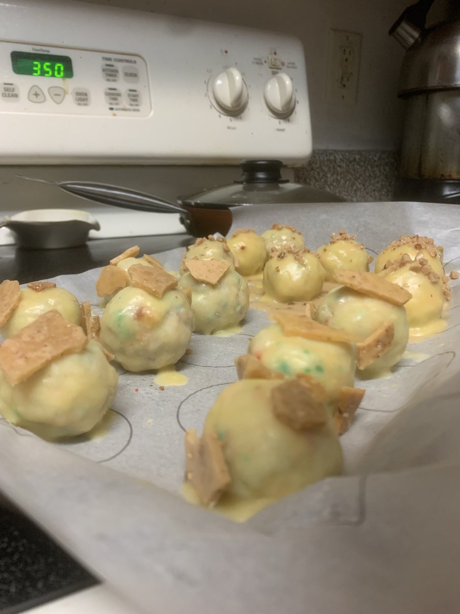 auntietrixitang's tweet image. Every so often I like to post my earlier work as a testament to how far I’ve come. 
I used boxed cake mix &amp;amp; pie crust to make these #cakepops &amp;amp; #cheesecake  before teaching myself how to make things from scratch
I incorporated alcohol into the coating, making #boozy versions also