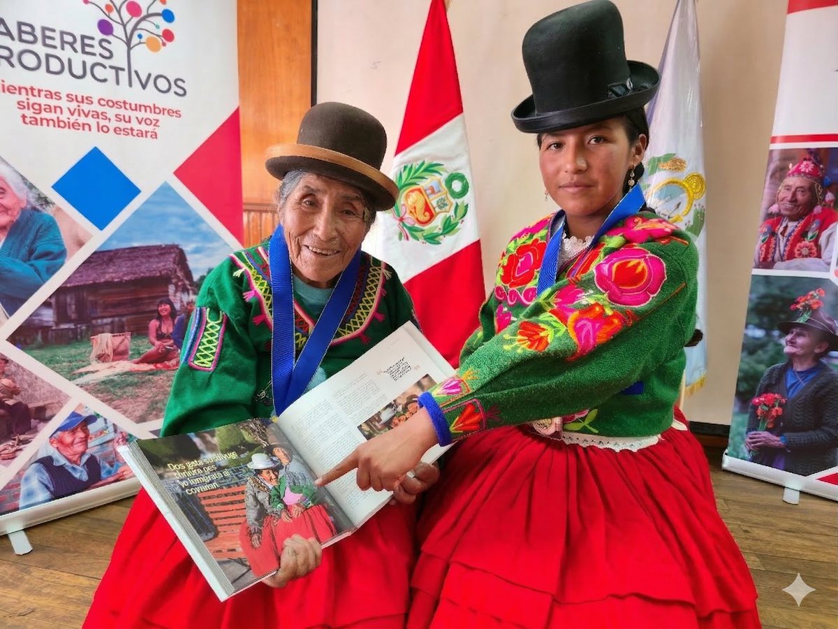 MIDIS_Pension65's tweet photo. En #Áncash, #Ayacucho, #Moquegua y #Puno, nuestras usuarias y usuarios protagonistas del libro #HistoriasQueNosUnen recibieron, con emoción y orgullo, los ejemplares que guardan sus propias historias. 📖💛 https://t.co/wpso7uEKTQ