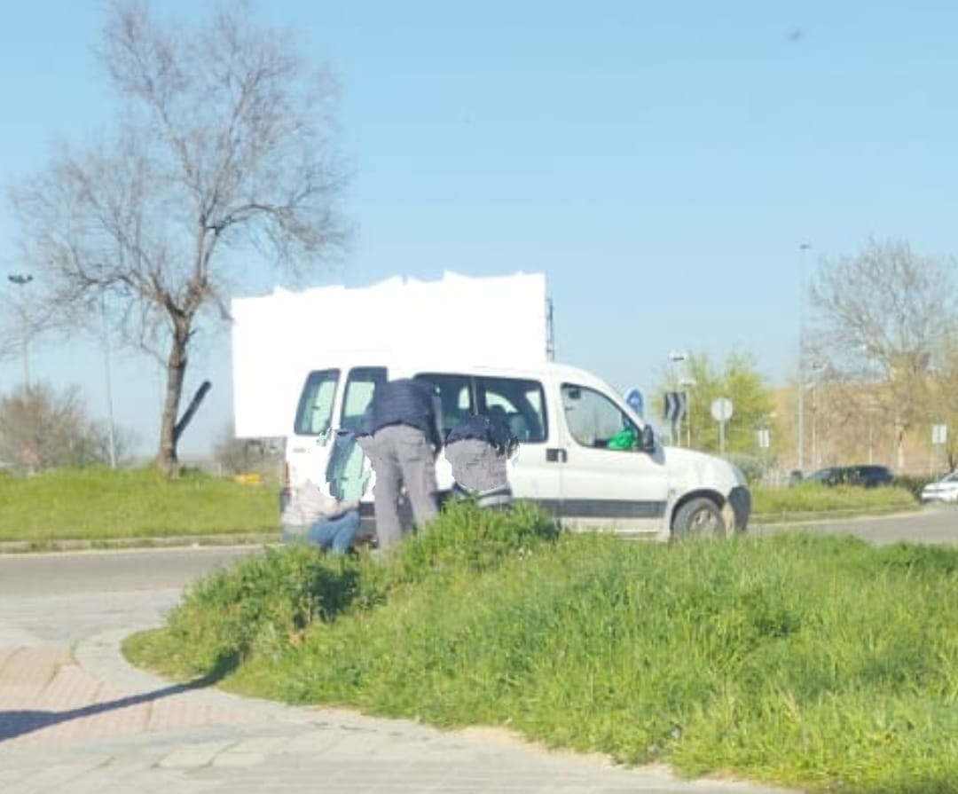 Llamamiento a la colaboración ciudadana
Se busca a las personas implicadas en un incidente ocurrido esta mañana en la Glorieta de la Plaza de la Unesco.
Debido a la apertura accidental de un furgón de mensajería, cayó a la vía una caja de color gris.