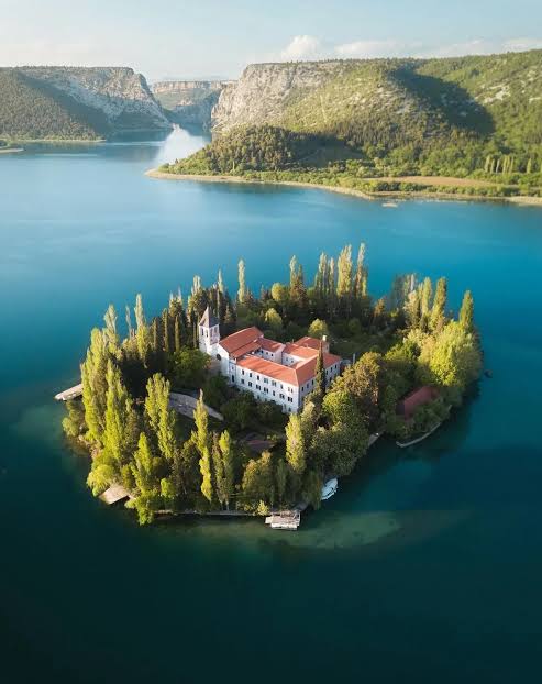 📷P212
📍Island Visovac, Croatia

Would you like to live on an island like this?
#Croatia #Travel #Earth