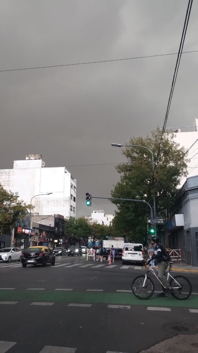 Mamá ... lo negra que está la cosa! Y yo sin paraguas!! 🤦