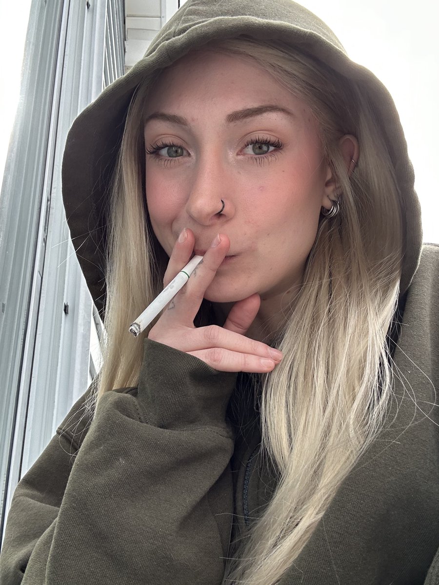 LocalDivineDiva's tweet photo. do green eyes count for st. patties day? https://t.co/0UZZhCvVdm