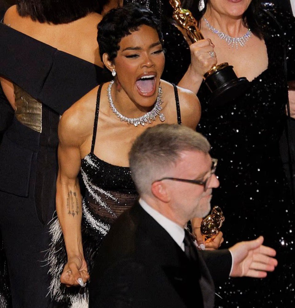 StacieCamp43838's tweet image. LOVE Teyana Taylor! 🫶 “The worst kind of person is someone who makes someone feel bad, dumb or stupid for... being excited about something” Taylor Swift
#joy #happiness #kindess #TeyanaTaylor #oscars