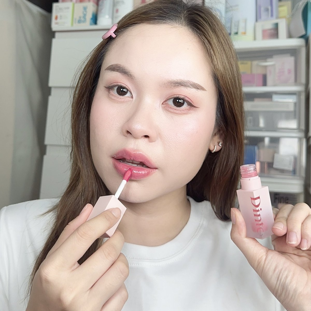 aispdiary's tweet photo. ชมพูที่ถูกต้องและจริงใจมากค้าบ พส.เกาหลี จัด Dinto ให้เลย รุ่น Blur-Jelly Lip Tint สี 711 Pink Gelee สีสวย เนื้อบางเบา ไม่หนักปาก เราทาแค่รอบเดียวเองนะ แต่กลบสีปากได้ปากนี้ โซจึ้ง ตามเก็บให้ครบทุกสีแป๊บ ถูกใจมาก #DintoTH #ของดีบอกต่อ #ใช้จริงรีวิวจริง https://t.co/jKmabiEy7J
