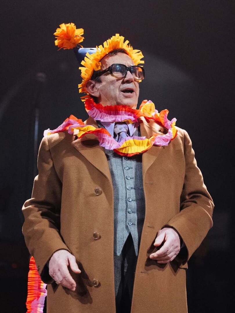 TheatreNewsWeb's tweet image. Production images are released for the 50th anniversary West End revival of David Hare’s TEETH 'N' SMILES, playing at the Duke of York’s Theatre until 6 June 2026. Photo credit: Helen Murray #teethnsmiles #teethnsmilesplay @teethnsmilesplay #selfesteem #… Theatre-News.com