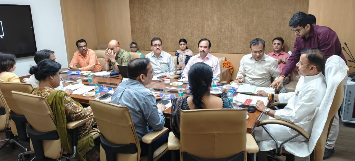 आज मंत्रालय स्थित प्रतिकक्ष में मध्य प्रदेश पाठ्यपुस्तक निगम शासक मंडल की बैठक में समीक्षा की।

बैठक में निगम के वर्ष 2025-26 के पुनरीक्षित बजट एवं 2026-27 के बजट अनुमानों एवं निगम के वित्तीय वर्ष 24-25 के वार्षिक प्रतिवेदन और अंकेक्षित लेखों को अनुमोदित किया गया।