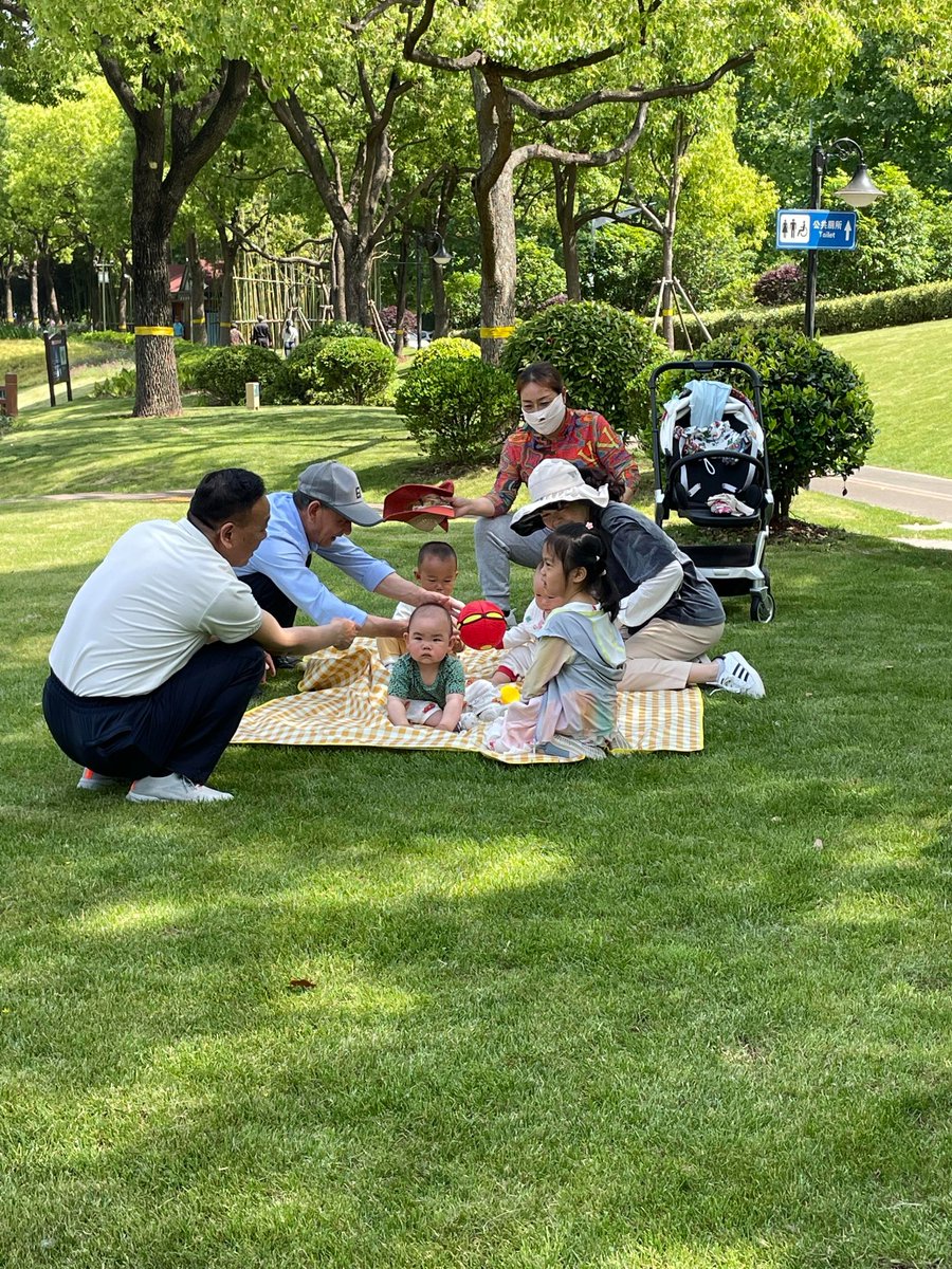 Bahatti57151864's tweet image. Community Clean-Up u0026 Picnic | Sat, 10 AM | Central Park! Grab gloves (provided too) + a blanket—clean our green space, then share snacks u0026 stories with neighbors. Let’s make our block brighter! #NeighborlyLove #LocalGood