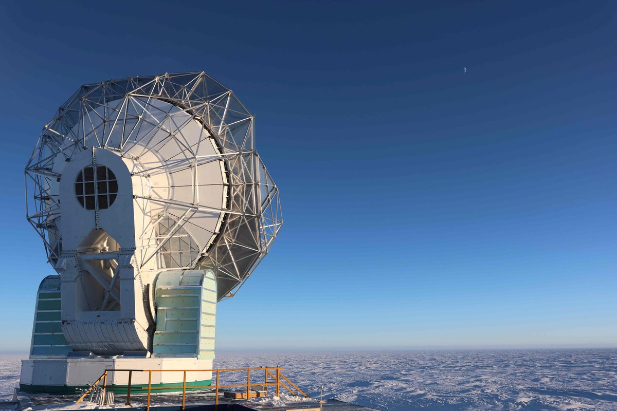 SPTelescope's tweet image. Only four days until #sunset with SPT still looking #golden with the setting Sun.   The moon is also up right now at the South Pole, visible at low elevation in the distance, near where SPT is currently observing.  Pic by winterover Anjali. #Antarctica  @NSF @doescience