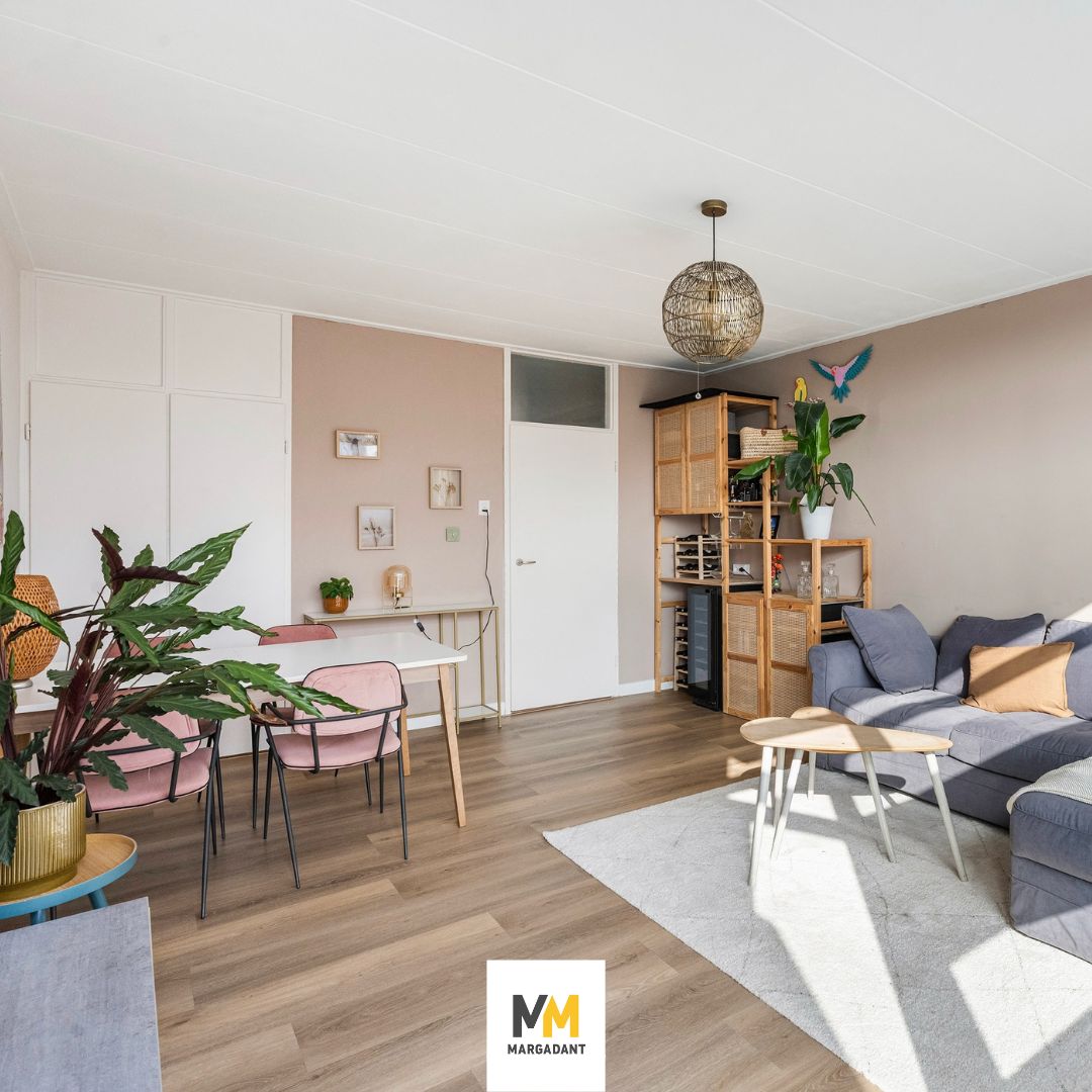 Ruime maisonnette met 3 slaapkamers vlakbij het centrum!

OBRECHTSTRAAT375.NL

Instap-klaar appartement met 3 slaapkamers, eigen berging, moderne keuken, eigentijdse badkamer. Energielabel: C
Bijdrage VvE 217,--p.mnd

Te koop | vraagprijs: € 297.500,- k.k.
#tekoop #margadant