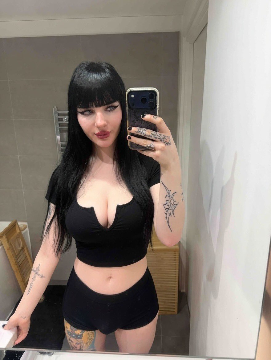 Winter 🖤 tweet media