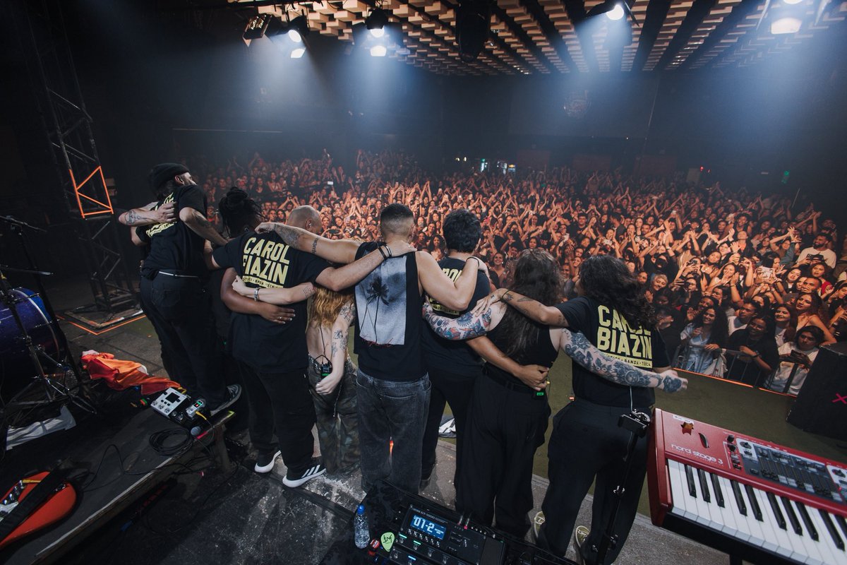 hoje é dia do fã e eu só posso agradecer por ter os melhores do mundo do meu lado. eu amo vocês! prometo continuar no meu propósito que é compor, tocar e cantar as coisas que o coração precisa sentir