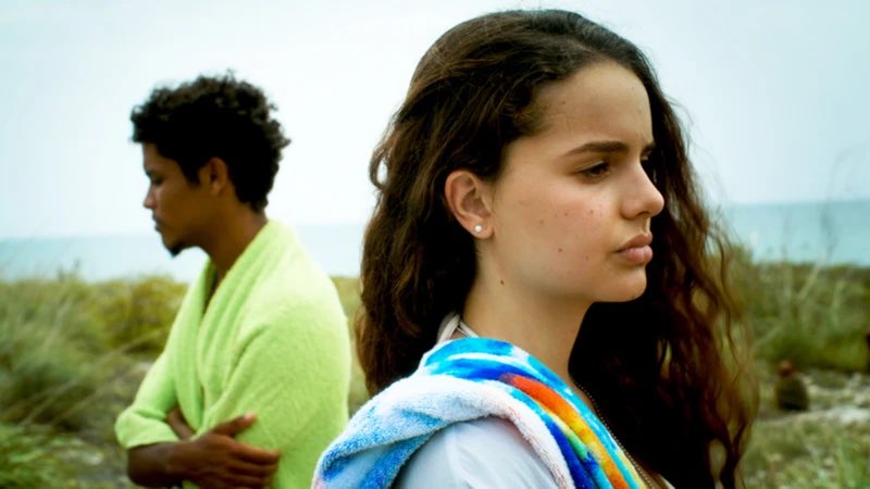 #EstaIsla es una de las mejores proyectos nativos en años. La fusión entre trayectoria actoral y talento joven, sobresale. La fotografía que te sumerge en la belleza cruda de sus paisajes y una historia que nos toca como país,es lo que nos regala esta maravillosa y necesaria joya