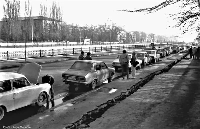 mariandidthis's tweet photo. #Comunism #IlieBolojan #Romania #Ceausescu #USR #PSD #PNL #UDMR #Incompetenta #Politica #Economie #Recesiune #Energie #Satira

Ilie Bolojan 
Premierul (ilegitim) României
🇷🇴 🚨

În contextul crizei energetice prelungite din Golf și al nevoii de disciplină civică pentru reducerea consumului de combustibili fosili, Guvernul României pregătește un nou decret similar măsurilor din perioada 1980-1989. Circulația autovehiculelor în localitățile cu peste 100.000 locuitori se va face după sistemul "cu soț / fără soț":  

Luni, miercuri, vineri - numere de înmatriculare pare (cu soț)  
Marți, joi, sâmbătă - numere impare (fără soț)  
Duminica - liber pentru toți (dar cu restricții de viteză la 40 km/h în oraș)

Excepții: autovehicule oficiale, ambulanțe, mașini cu handicap grav, taxiuri, transport public și vehicule cu propulsie electrică/hibrid (max 1,6 litri capacitate).  Măsura ar urma să intre în vigoare de la 1 mai 2026.  

Detalii în Monitorul Oficial în cursul săptămânii viitoare.