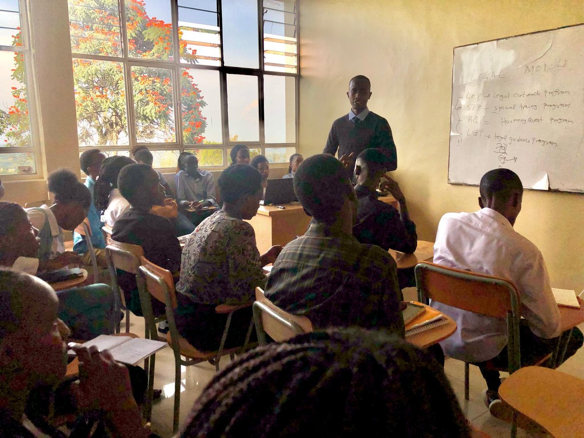 Llegalclinic's tweet photo. Kuri uyu munsi,  hanakomezaga amahugurwa y'abanyeshuri batanga ubufasha muby'a mategeko bugenerwa abaturage,  bo ku rwego rwa mbere (abatanga ubufasha). https://t.co/ipdr9l31VY