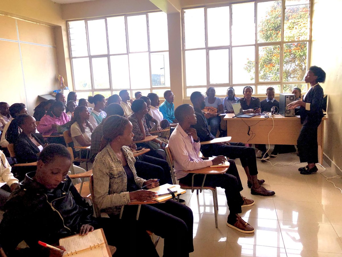 Llegalclinic's tweet photo. Kuri uyu munsi,  hanakomezaga amahugurwa y'abanyeshuri batanga ubufasha muby'a mategeko bugenerwa abaturage,  bo ku rwego rwa mbere (abatanga ubufasha). https://t.co/ipdr9l31VY