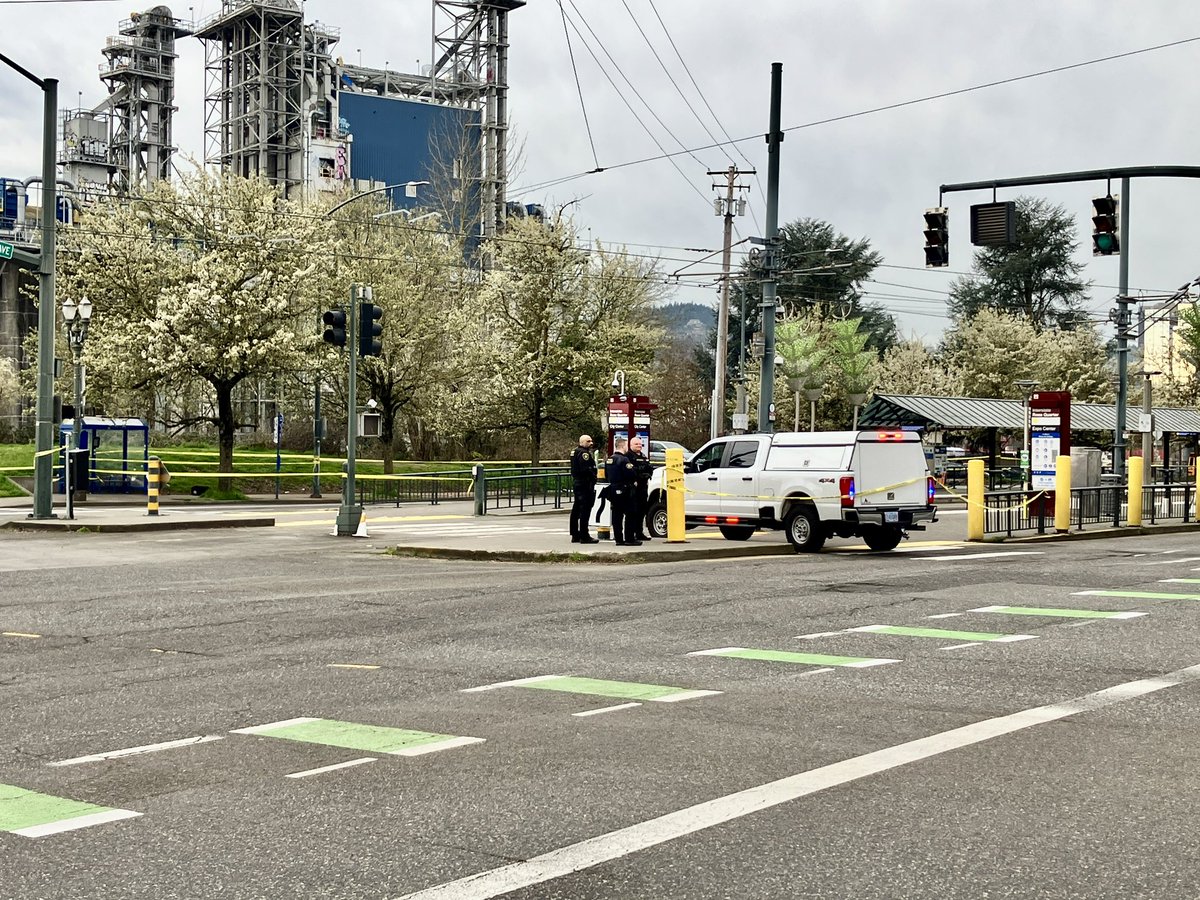 MikeKATU's tweet image. HAPPENING NOW:  @portlandpolice out with the bomb squad for a suspicious device next to a bus stop across from the Moda Center.  Southbound Interstate Ave is BLOCKED.  Stay with @KATUNews for developing information #LiveOnK2 #Portland