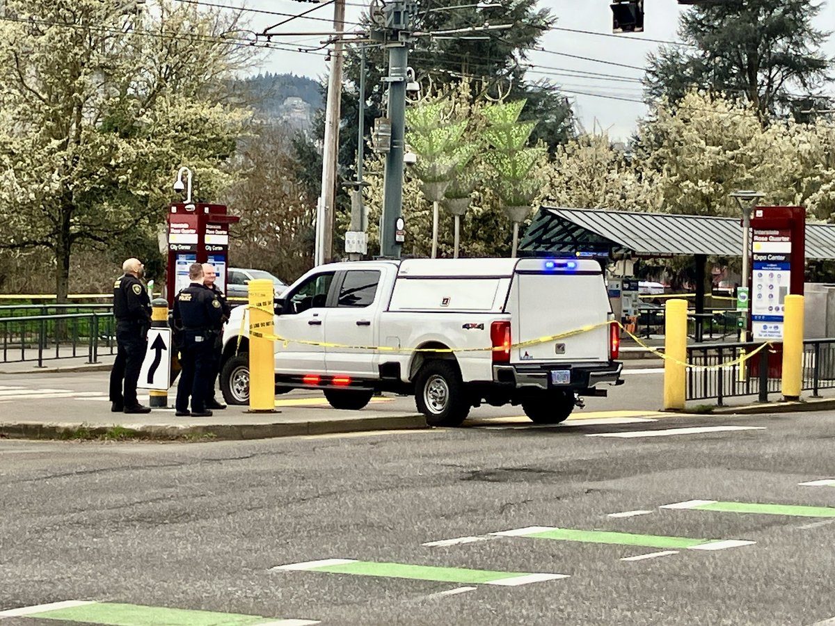 MikeKATU's tweet image. HAPPENING NOW:  @portlandpolice out with the bomb squad for a suspicious device next to a bus stop across from the Moda Center.  Southbound Interstate Ave is BLOCKED.  Stay with @KATUNews for developing information #LiveOnK2 #Portland