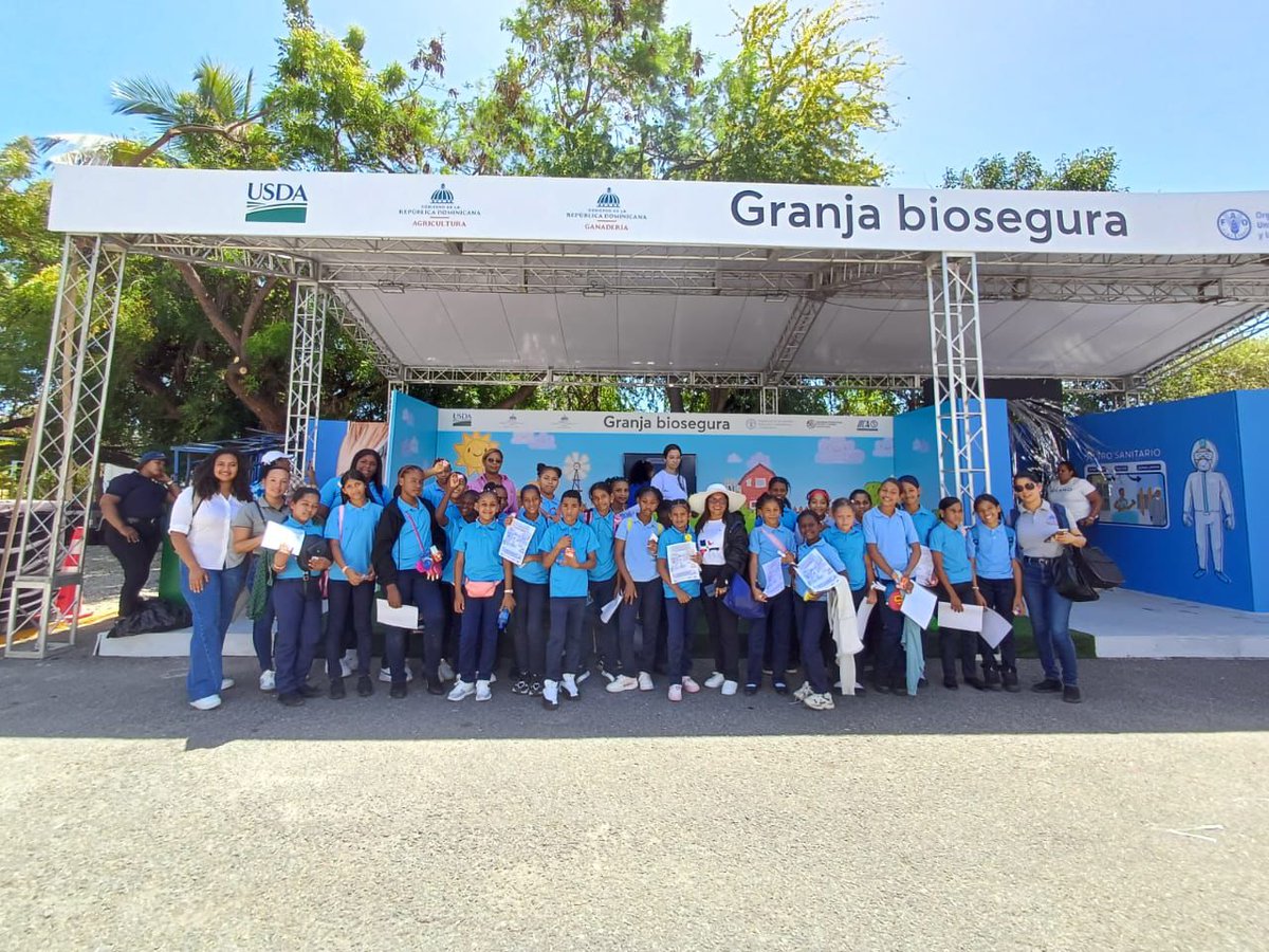 faodominicana's tweet photo. 👏 Decenas de estudiantes visitan el stand de la #GranjaBiosegura en la #FeriaAgropecuaria2026, donde aprenden cómo la #Bioseguridad protege la producción porcina, previene enfermedades y garantiza alimentos más seguros. 

@GanaderiaRD @IICA_RD @AgriculturaRD 

#MejorProducción https://t.co/tYrMkshrqY