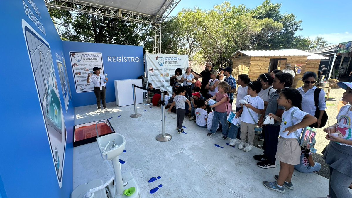 faodominicana's tweet photo. 👏 Decenas de estudiantes visitan el stand de la #GranjaBiosegura en la #FeriaAgropecuaria2026, donde aprenden cómo la #Bioseguridad protege la producción porcina, previene enfermedades y garantiza alimentos más seguros. 

@GanaderiaRD @IICA_RD @AgriculturaRD 

#MejorProducción https://t.co/tYrMkshrqY