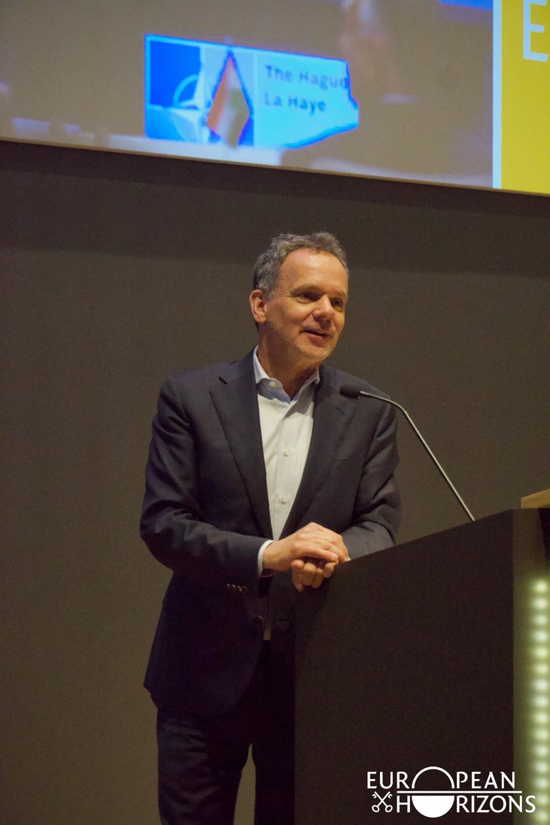 CasparVeldkamp's tweet photo. From war to energy prices - students asking many questions at my class on #geopolitics & geo-economics @UniLeiden via #EuropeanHorizons https://t.co/B5eeCIxqLD
