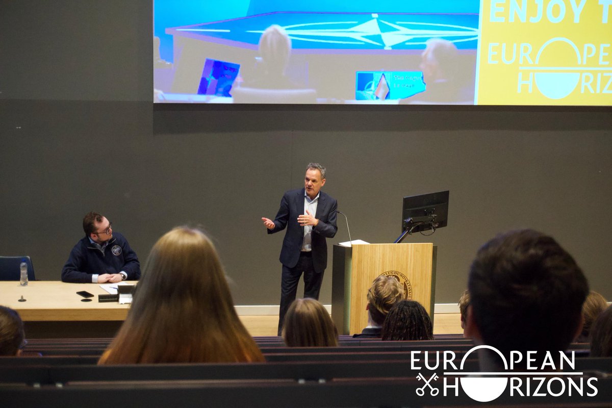 CasparVeldkamp's tweet photo. From war to energy prices - students asking many questions at my class on #geopolitics & geo-economics @UniLeiden via #EuropeanHorizons https://t.co/B5eeCIxqLD