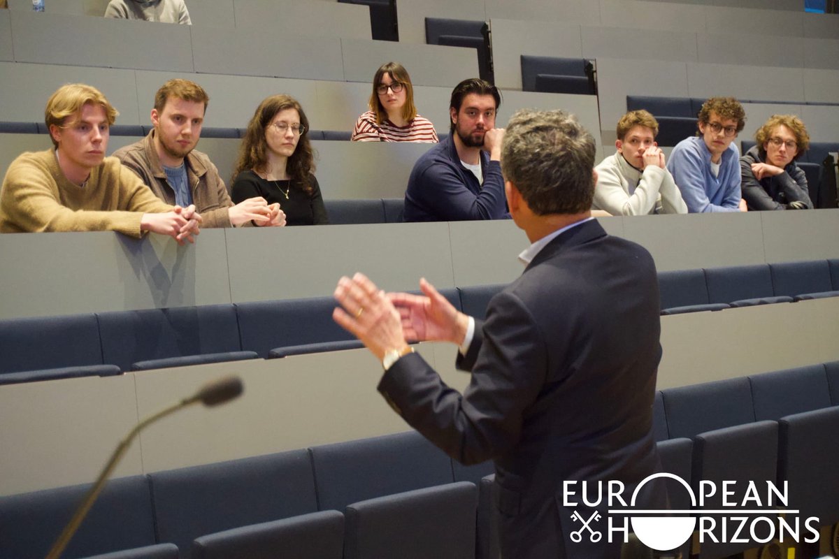 CasparVeldkamp's tweet photo. From war to energy prices - students asking many questions at my class on #geopolitics & geo-economics @UniLeiden via #EuropeanHorizons https://t.co/B5eeCIxqLD