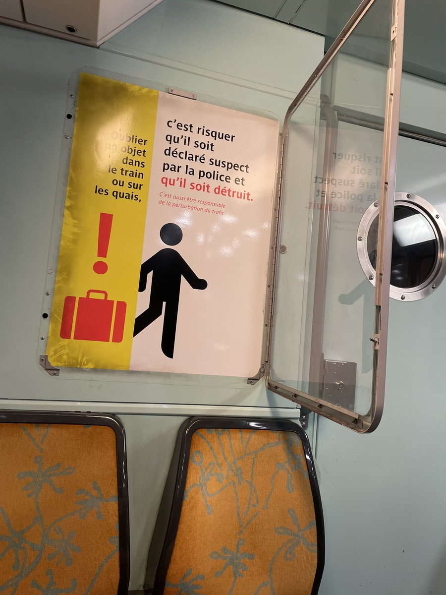 trekvero's tweet photo. Bonjour @RER_A pour info dans le QPID40 en direction de Marne la vallée qui repart de Noisy un des panneaux d’affichage est ouvert. Rame à l’avant du train ( écrit 2628 en haut des portes). Une vise manque et la seconde est peut-être cassée. https://t.co/Ax8VtA8WUj