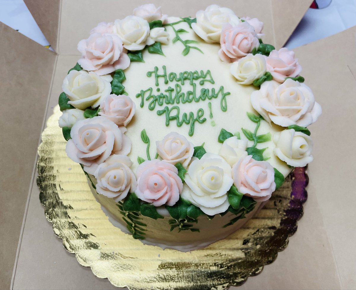 hung out with my friends over the weekend and they surprised me with the most gorgeous cake!! 🥺💗