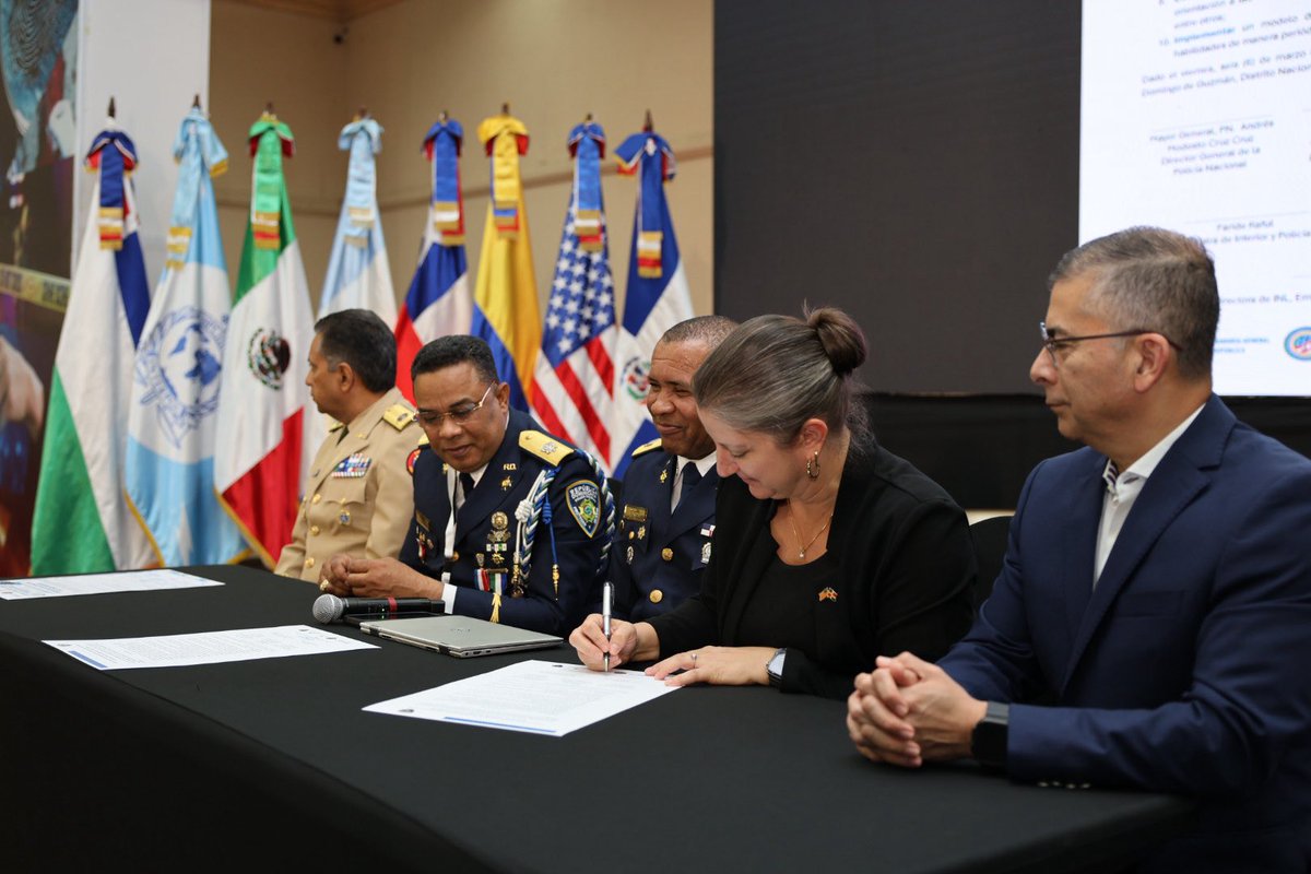EmbajadaUSAenRD's tweet photo. En el marco del Primer Simposio Internacional de Investigación Criminal y del proceso de Reforma Policial, se realizó el Acto de Firma para la Implementación del Plan de Modernización y Tecnificación de la Dirección Central de Investigación Criminal (DICRIM). El acuerdo fue firmado por la Policía Nacional de la República Dominicana, el Ministerio de Interior y Policía, la Oficina del Comisionado Ejecutivo para la Reforma Policial y la Oficina de Asuntos Antinarcóticos y Aplicación de la Ley (INL), representada por su directora Rebecca Marquez. Esta iniciativa busca fortalecer las capacidades investigativas y promover investigaciones basadas en evidencia científica, como parte del esfuerzo conjunto para apoyar la reforma policial y el fortalecimiento del Estado de derecho en la República Dominicana.