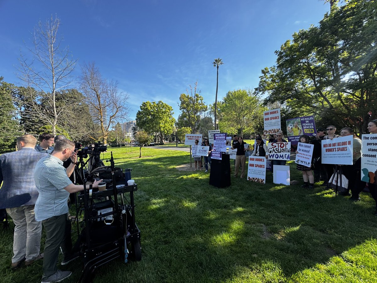 WomenAreReal tweet media