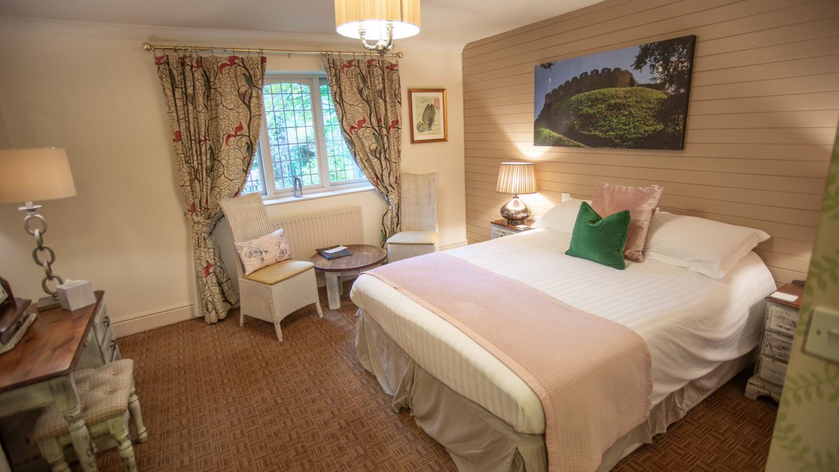 TheBBDirectory's tweet image. Getaway to Devon with the Waterman's Arms.

Located beside Bow Bridge in Totnes, Waterman’s Arms offers a riverside escape. This beautiful 17th-century inn blends character, comfort and surroundings.

bandbstays.co.uk/11674

#WatermansArms #Totnes #Devon #Escape #Riverside