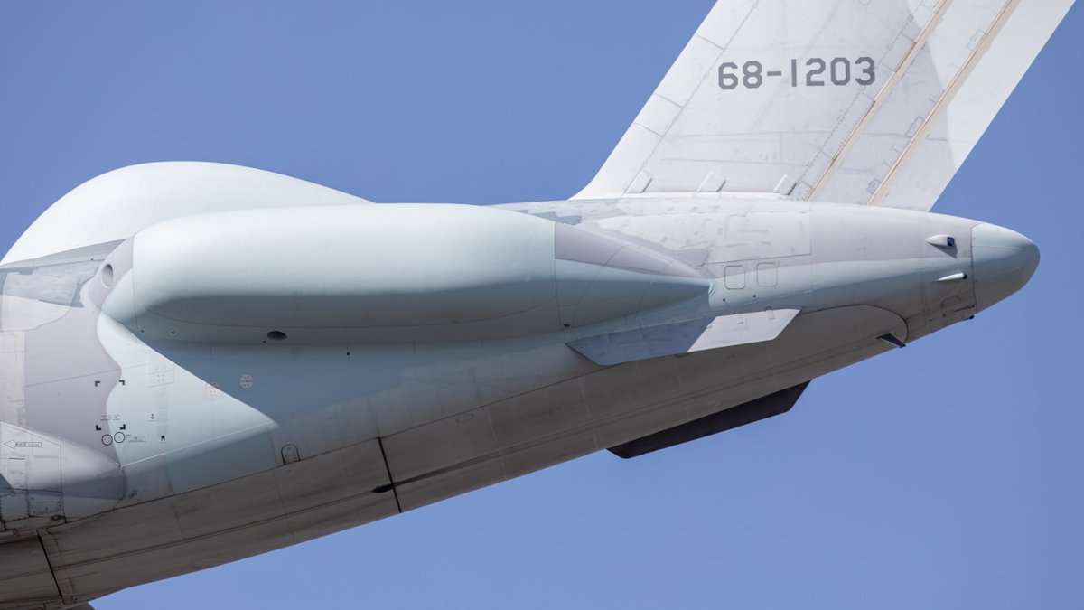 スタンド・オフ電子戦機への改修後に初めて飛行した68-1203。妨害装置、電波収集装置が配置されているであろうフェアリング、移設されたエアデータセンサ、RWR、MWSや、左舷バルジに追加されたEPUなど、見どころが多い…。EC-1のような形式の熱交換器の吸排気口は見当たらないのね。