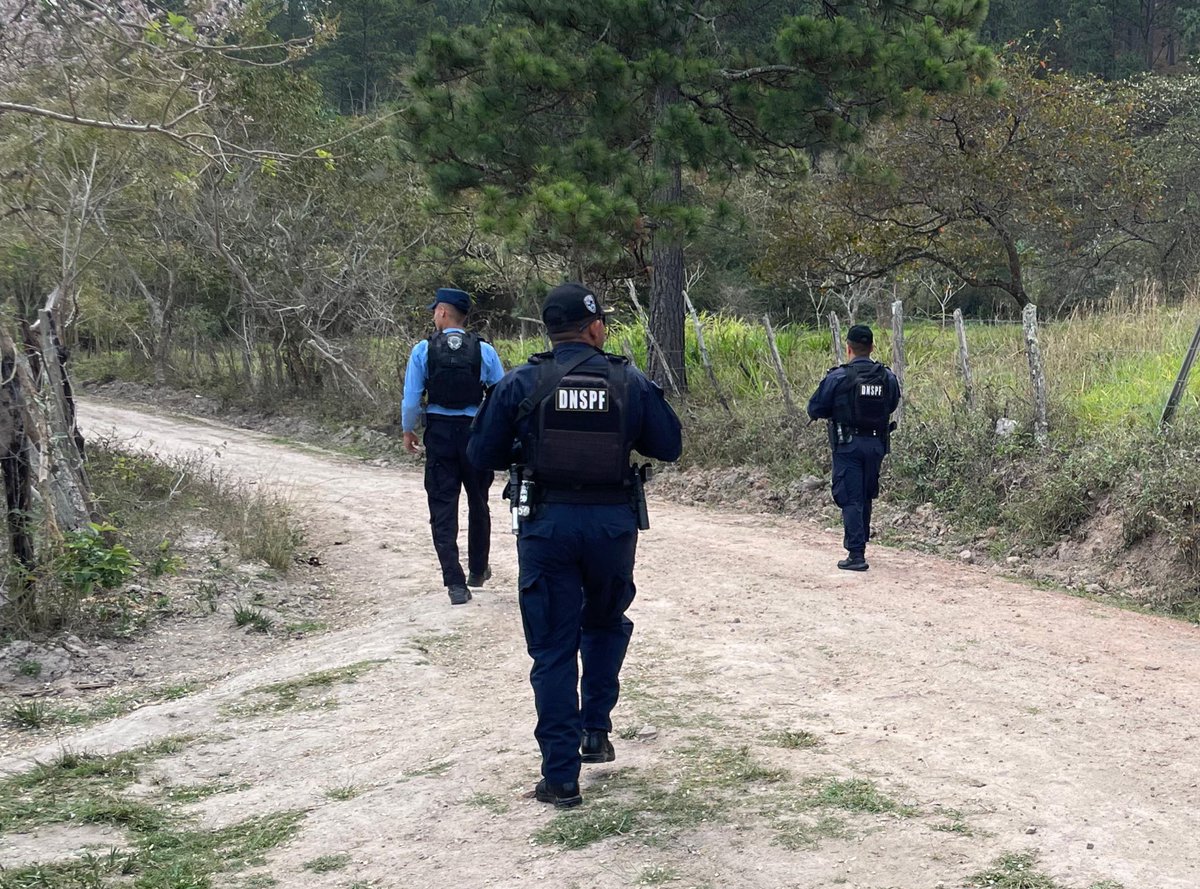 🚔#OPERATIVIDAD🚨

👮🏻👮🏻‍♂️Continuamos ejecutando operativos policiales, en el sector de Las Crucitas, Potrerillos, El Paraíso. 🚔🚨