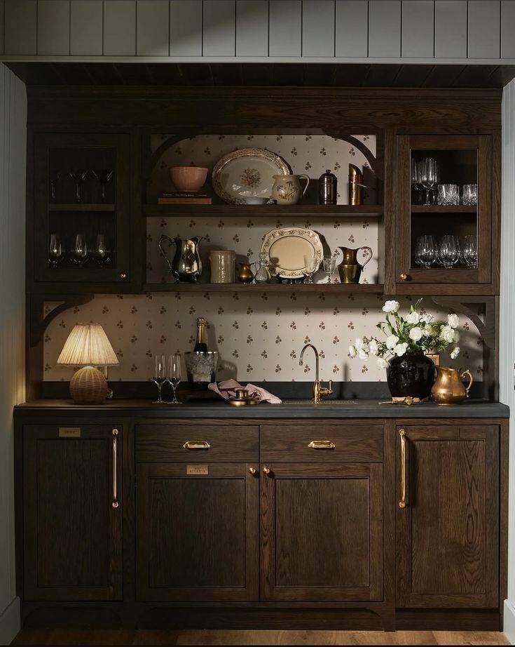pamvonhadder's tweet image. gold handles on dark wood cabinetry is THE best design choice you can make. I'm obsessed.
